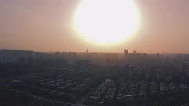 城市日出落日黄昏4k鸟瞰全城市的夕阳视频的预览图